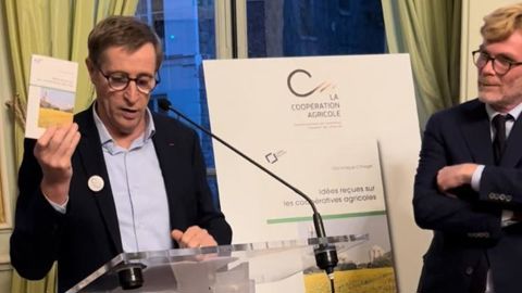 Le président de LCA, Dominique Chargé, présente le nouveau livre qu’il a signé, en présence de Marc Fesneau, ministre de l’Agriculture, le 19 octobre à Paris. © H. LAURANDEL